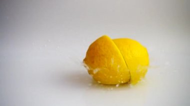 Limon dilimlerinin düşüşü. Yavaş çekim.