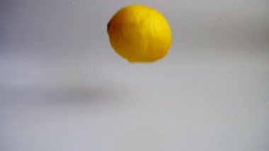 Limon dilimlerinin düşüşü. Yavaş çekim.