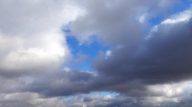 Gökyüzündeki bulutlar.