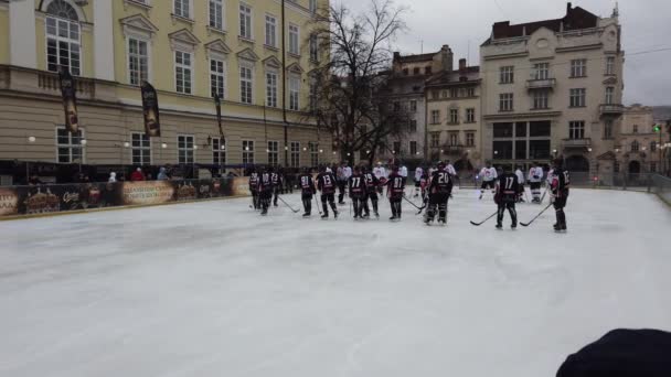 乌克兰利沃夫 2020年2月23日 加拿大军队代表与冰球队 Halytski Levy 在利沃夫的冰球赛 — 图库视频影像