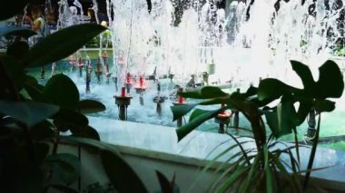 Alışveriş merkezindeki çeşme. Yavaş çekim.