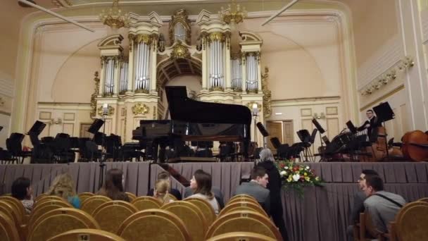 Lviv Ukrayna Şubat 2020 Konserden Önce Filarmoni Orkestrasında Zleyiciler — Stok video