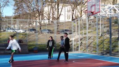 Lviv, Ukrayna - 22 Şubat 2020: Gençler halk meydanındaki şehir spor sahasında basketbol oynuyorlar.