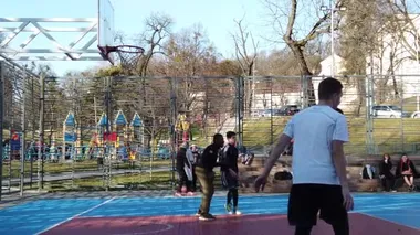 Lviv, Ukrayna - 22 Şubat 2020: Gençler halk meydanındaki şehir spor sahasında basketbol oynuyorlar.