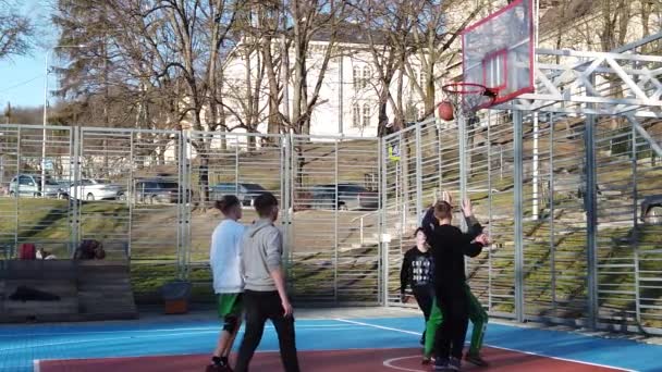 우크라이나 리비우 2020 광장에 스포츠 경기장에서 농구를 — 비디오