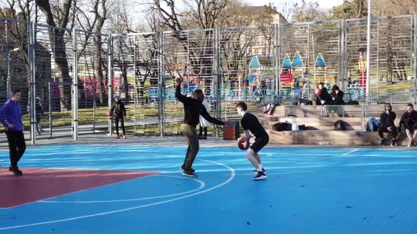 Lviv Oekraïne Februari 2020 Tieners Spelen Basketbal Het Sportveld Van — Stockvideo