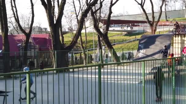 Lviv Ucraina Febbraio 2020 Skatepark Pubblico Cittadino Una Piattaforma Ciclismo — Video Stock