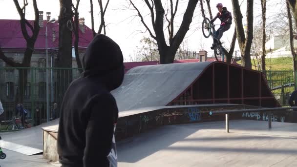 Lviv Oekraïne Februari 2020 City Public Skatepark Een Fietsplatform — Stockvideo