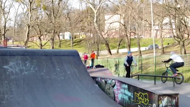Lviv Ucraina Febbraio 2020 Skatepark Pubblico Cittadino Una Piattaforma Ciclismo — Video Stock