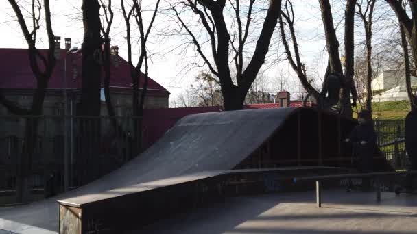 Lwów Ukraina Lutego 2020 Miejski Publiczny Skatepark Platforma Rowerowa — Wideo stockowe