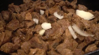 Dökme demir tavada sığır eti hazırlama.