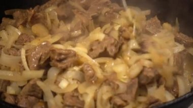 Dökme demir tavada sığır eti hazırlama.