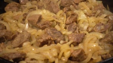 Dökme demir tavada sığır eti hazırlama.