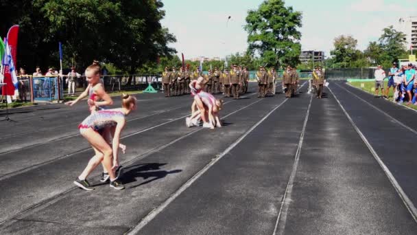 乌克兰利沃夫 2019年9月11日 年轻的体操运动员在体育场表演杂技 慢动作 — 图库视频影像