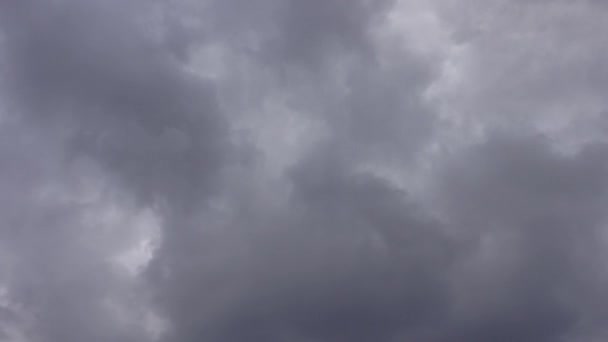 Nuages dans le ciel. Prise de vue du laps de temps.