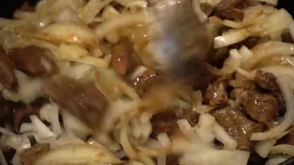 Persiapan Daging Sapi Dalam Panci Besi Cor — Stok Video