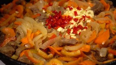 Dökme demir tavada sığır eti hazırlama.