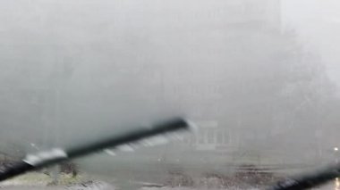 Kar fırtınası sırasında arabadan ateş etmek. Yavaş çekim.