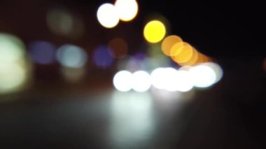 Gece şehrinin sokaklarında araba trafiği. Odaklanamıyorum.