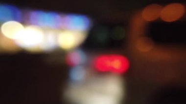 Gece şehrinin sokaklarında araba trafiği. Odaklanamıyorum.