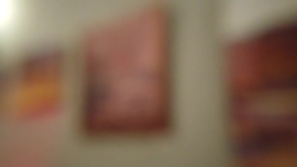 Peintures de l'artiste dans une colline sur le mur. Hors foyer .