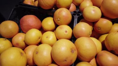 Dükkanda portakallar ve hurmalar.