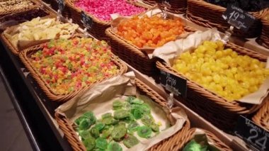 Dükkanda kurutulmuş meyve ve fındık var..