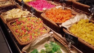 Dükkanda kurutulmuş meyve ve fındık var..