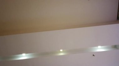 Alışveriş merkezinin tavanına ateş ediyorum..