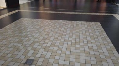 Alışveriş merkezinde zemin. Bir fayansın deseni.