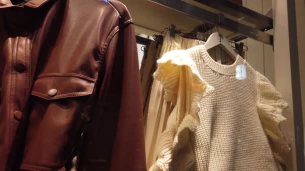 Ubrania Sklepie Zakupy Swetry Koszule Kurtki — Wideo stockowe