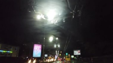 Şehir yollarında yağmurda araba trafiği.