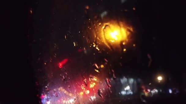Κυκλοφορία Αυτοκινήτων Στη Βροχή Στους Δρόμους Της Πόλης — Αρχείο Βίντεο