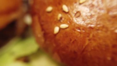 Hamburger atıyoruz. Fast food çekimleri.