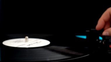 Vinil plak çalar. Vinil plağa iğne..