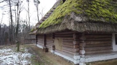 Eski ahşap bir evi vurmak..