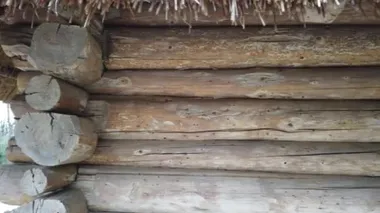 Eski ahşap bir evi vurmak..