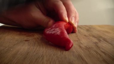 Aşçı tatlı biberi keser. Yavaş çekim.