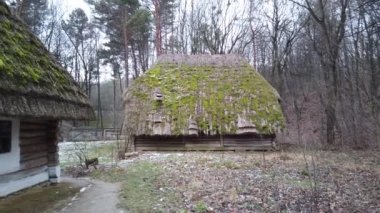 Eski ahşap bir evi vurmak..