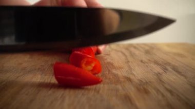 Aşçı acı biberi keser. Yavaş çekim.