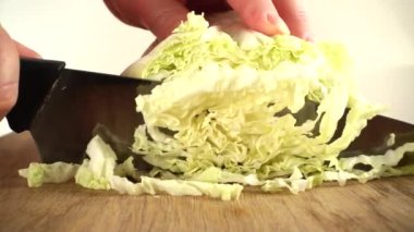 Aşçı Napa lahanasını bıçakla keser. Yavaş çekim.
