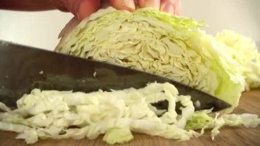 Aşçı Napa lahanasını bıçakla keser. Yavaş çekim.