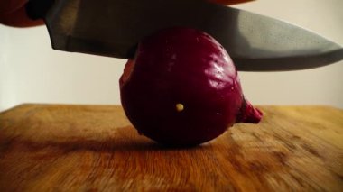 Aşçı soğan keser. Yavaş çekim.