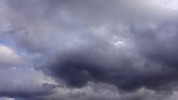 Nuages dans le ciel. Tir Time lapse .
