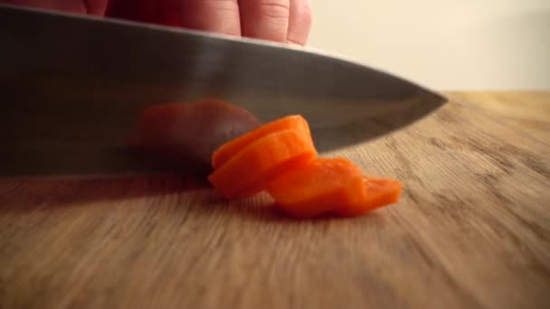 Cocinero Corta Zanahorias Movimiento Lento — Vídeo de stock