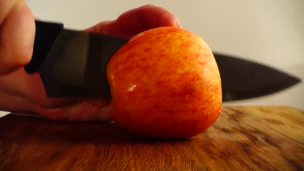 Kocken Skär Äpple Långsamma Rörelser — Stockvideo