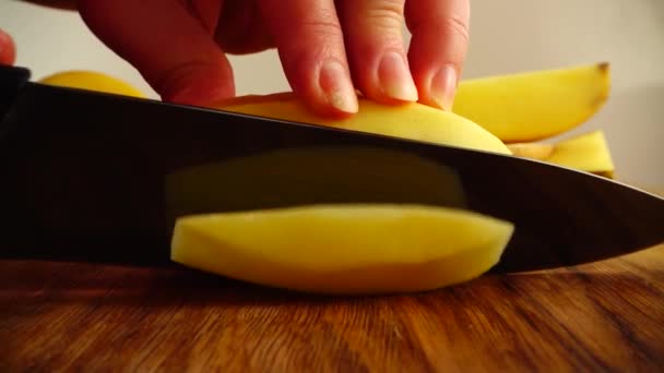 Kok Snijdt Aardappelen Langzame Beweging — Stockvideo