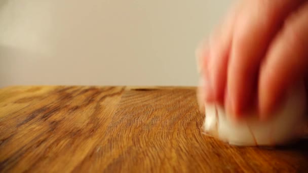 料理人はまな板の上で卵を割ります スローモーション — ストック動画