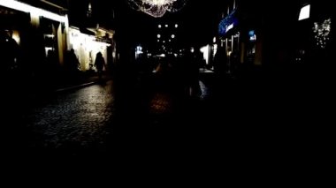 Gece gökyüzünün arka planında bir melek şeklinde çelenkler..