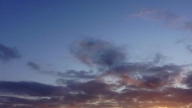 Gökyüzündeki bulutlar. Zaman aşımının çekimi.